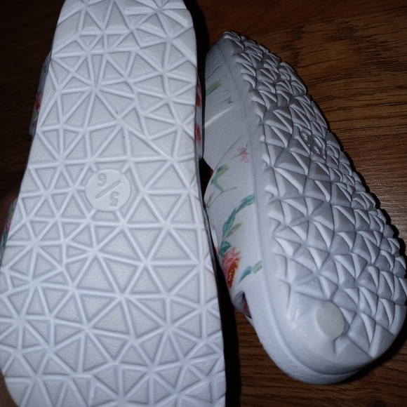 Soft Floral Sandles - Picture 2 of 3